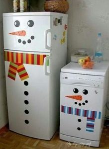 decoration cuisine de Noël - bonhommes de neige sur des frigos
