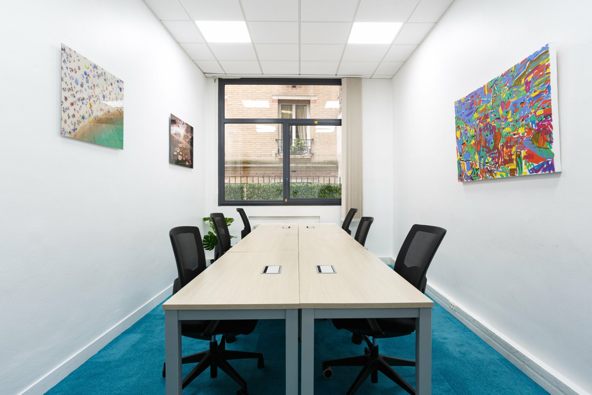 Salle de réunion avec une moquette bleue