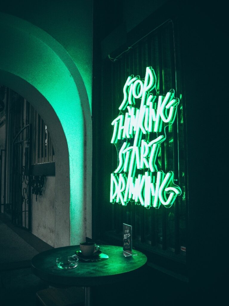 Panneau "Stop thinking start drinking"