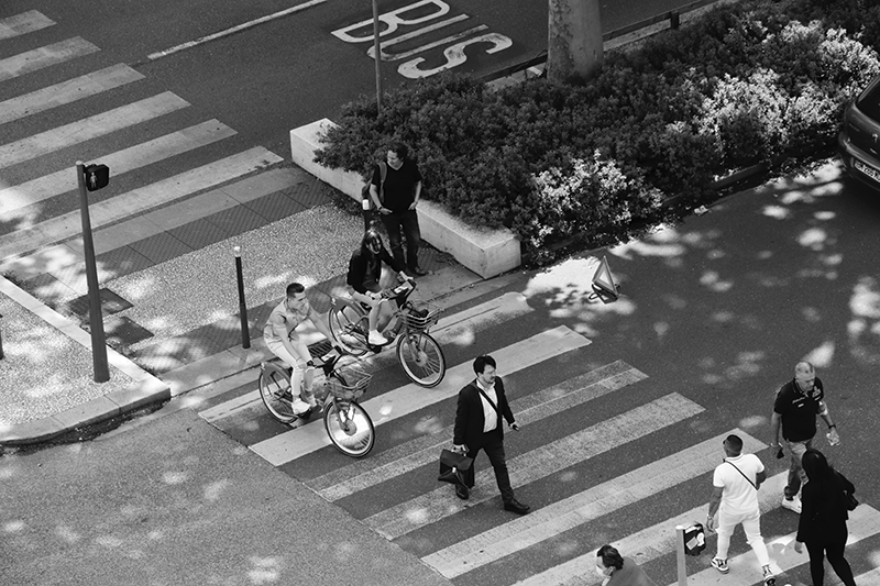 personnes traversant en noir et blanc