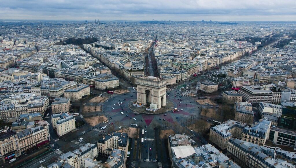 vue aérienne de l'arc de triomphe et des avenues adjacentes