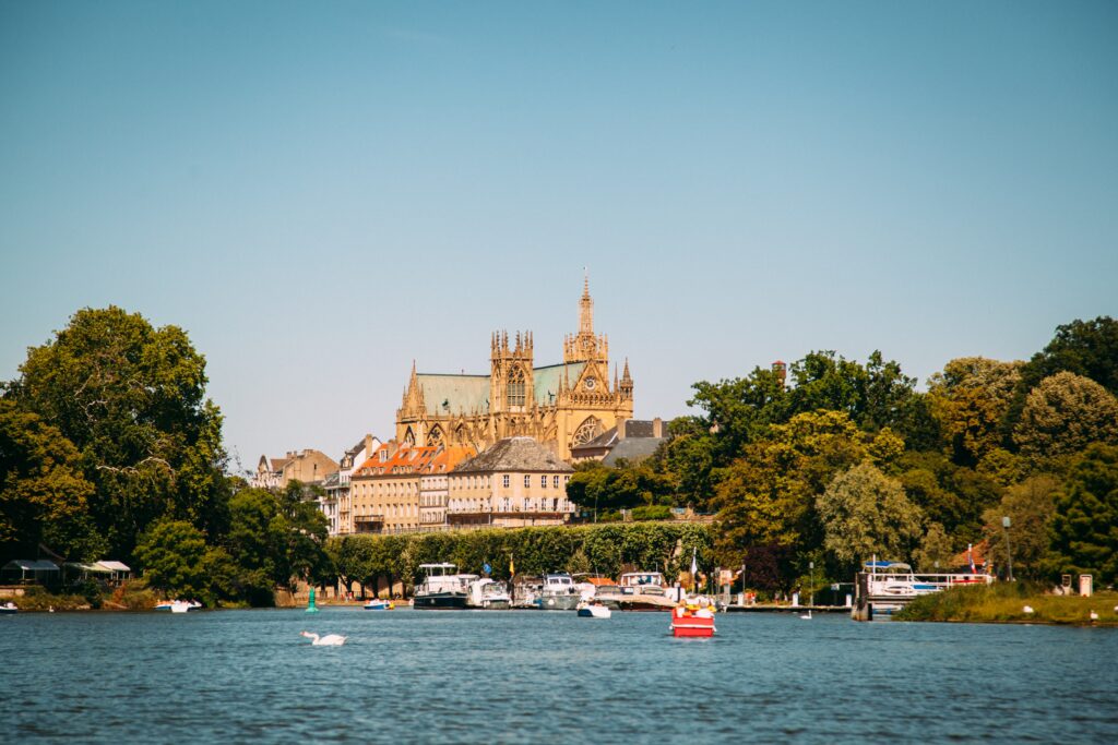 cathédrale de metz et bateaux sur la Moselle