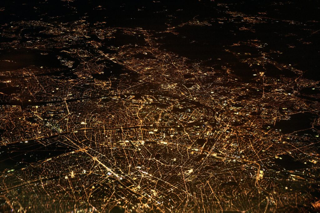 vue aérienne d'une ville la nuit