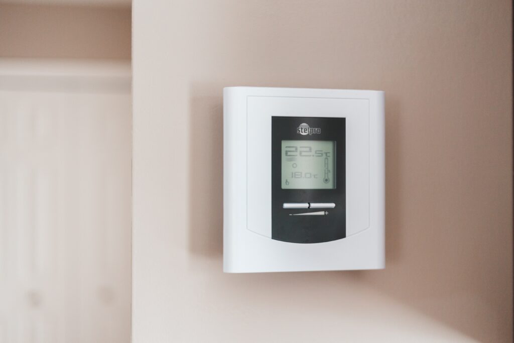 Travaux de rénovation énergétique de vos bureaux boitier de contrôle de thermostat