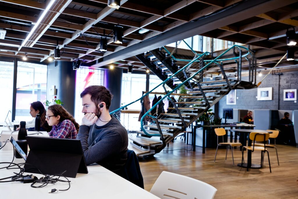 Classement des meilleures villes où télétravailler en France espace de coworking avec des travailleurs sur leurs ordinateurs