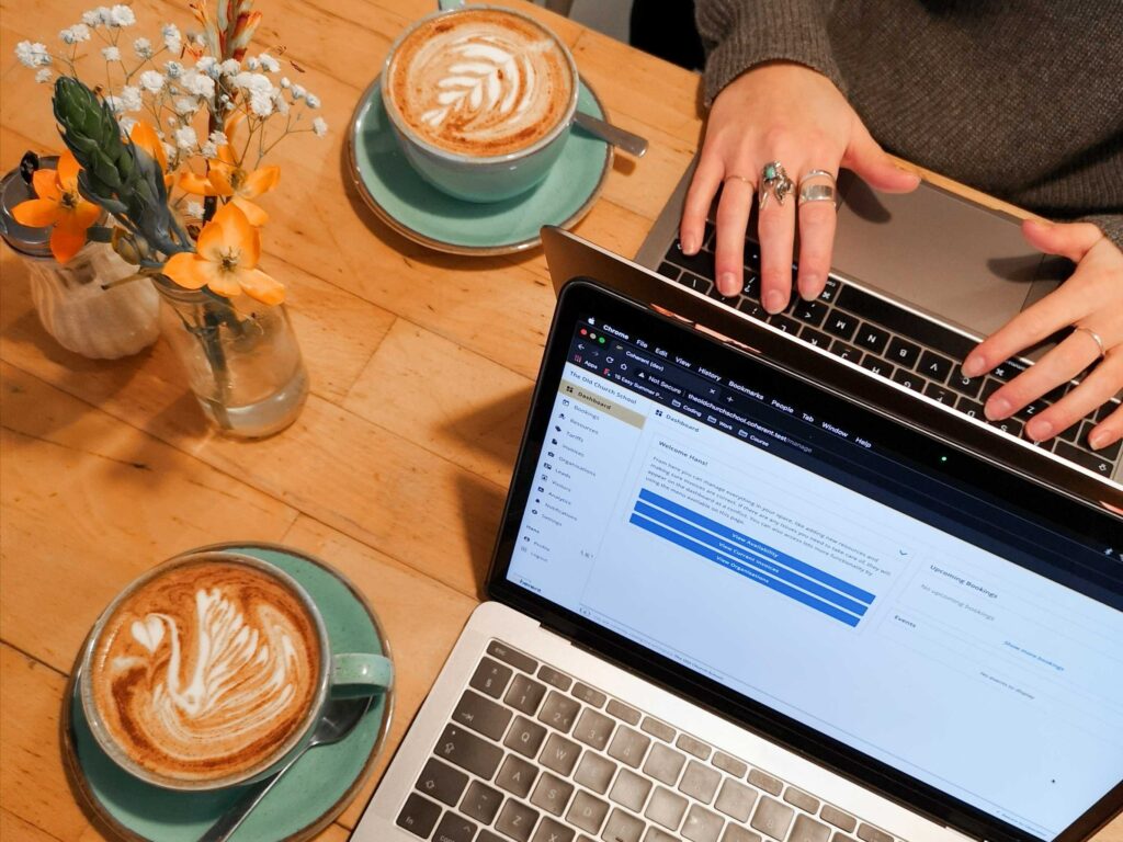 Classement des meilleures villes où télétravailler en France table avec tasse de café et deux ordinateurs