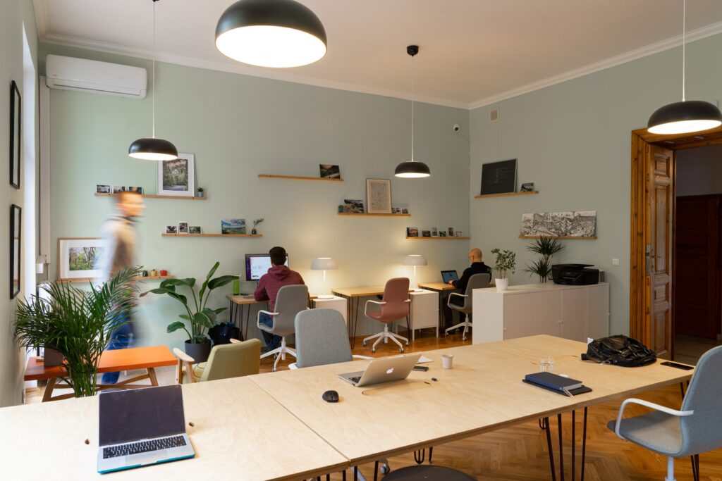 Travaux de rénovation énergétique de vos bureaux espace de travail neuf avec des tables et des étagères