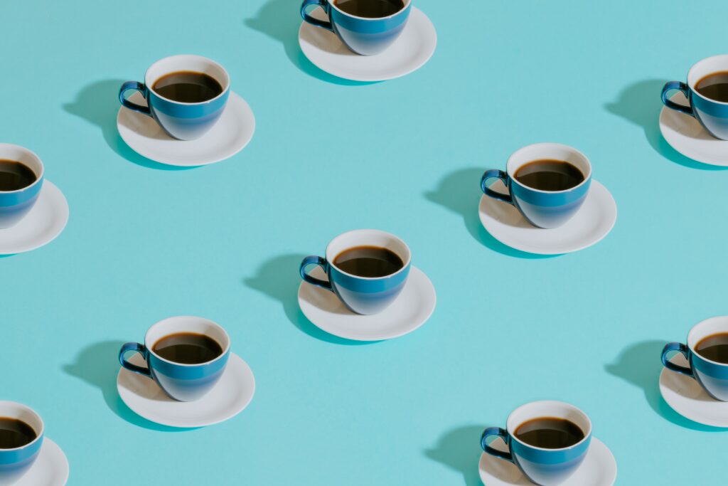 tasses de café sur fond bleu