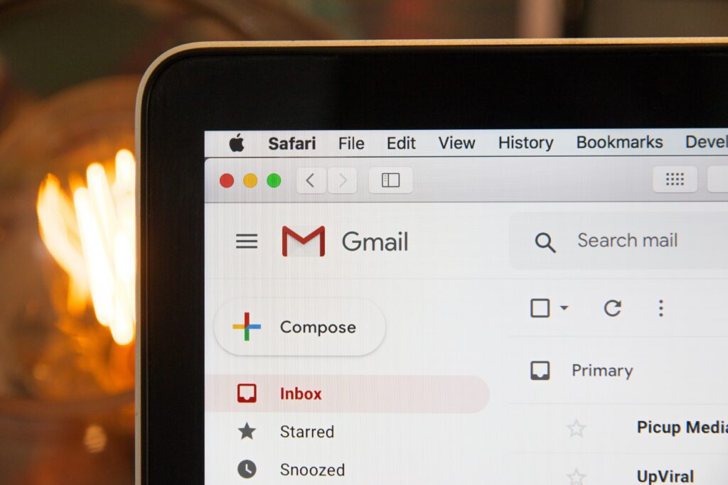 écran d'ordinateur avec une page Gmail ouverte