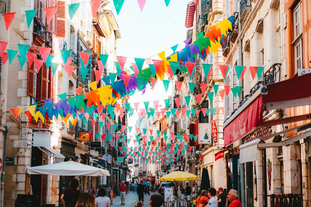 rue de Bayonne avec des flânons colorés 