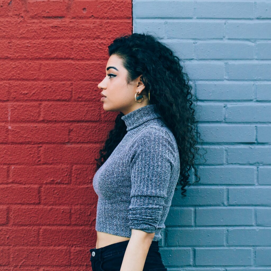 Femme devant un mur