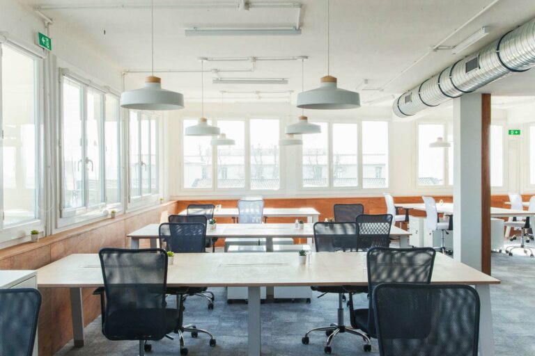 Grand openspace dans un espace de coworking