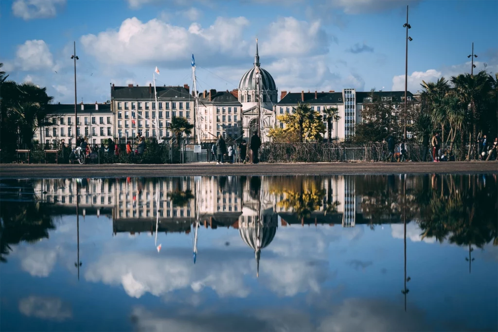 vue du centre ville de Nantes se reflétant dans un plan d'eau