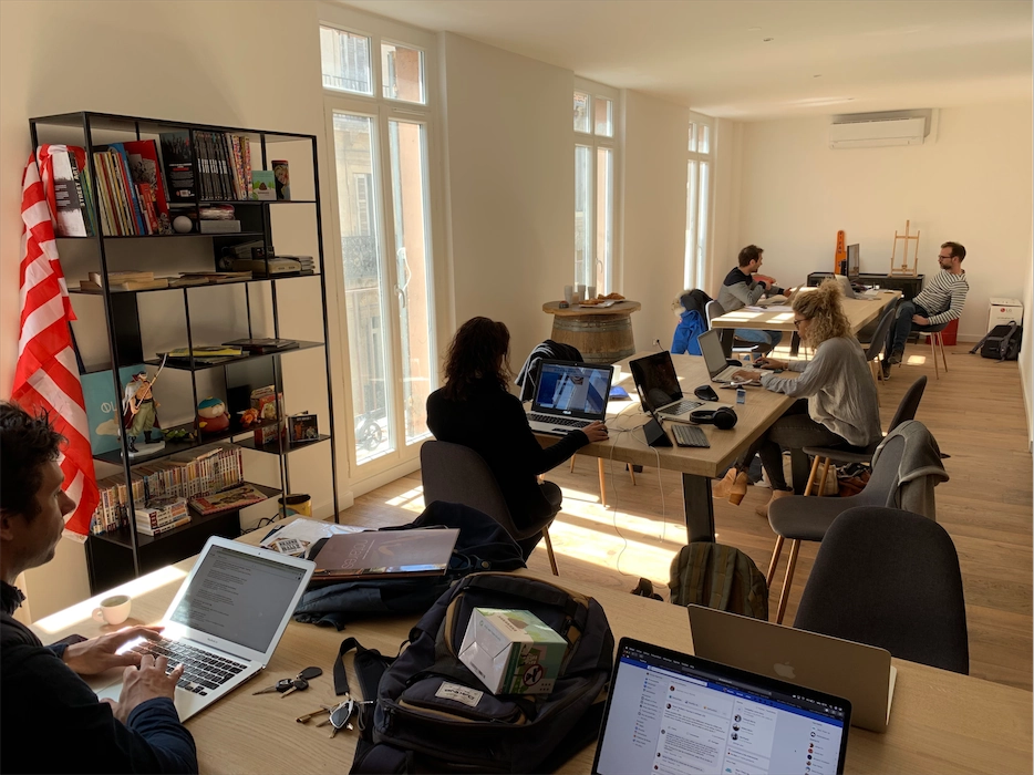 espace de coworking du Loft Coworking avec de grandes tables communes