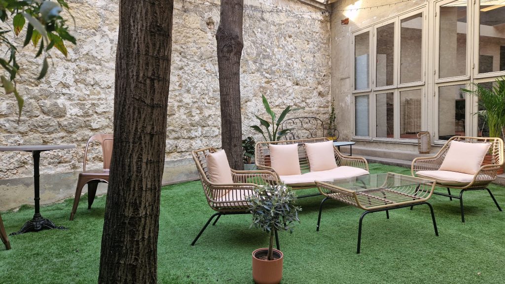 Jardin avec table et chaises