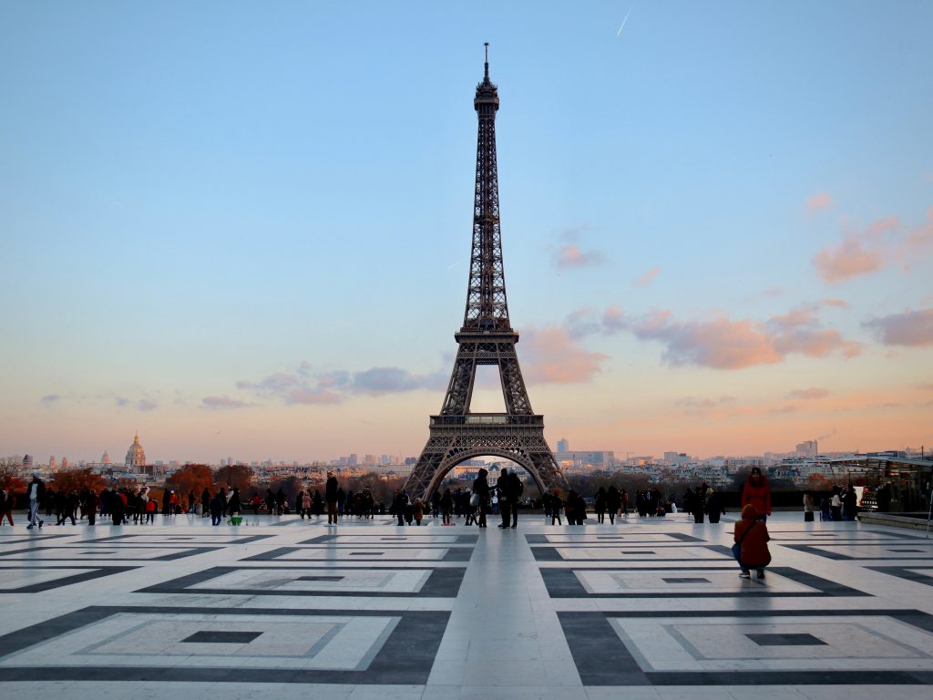 Esplanade Tour Eiffel couché du soleil