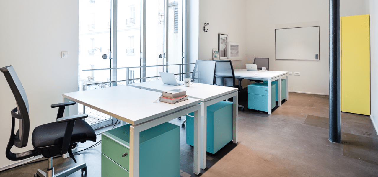 Tables avec des casiers bleus dans un espace de coworking