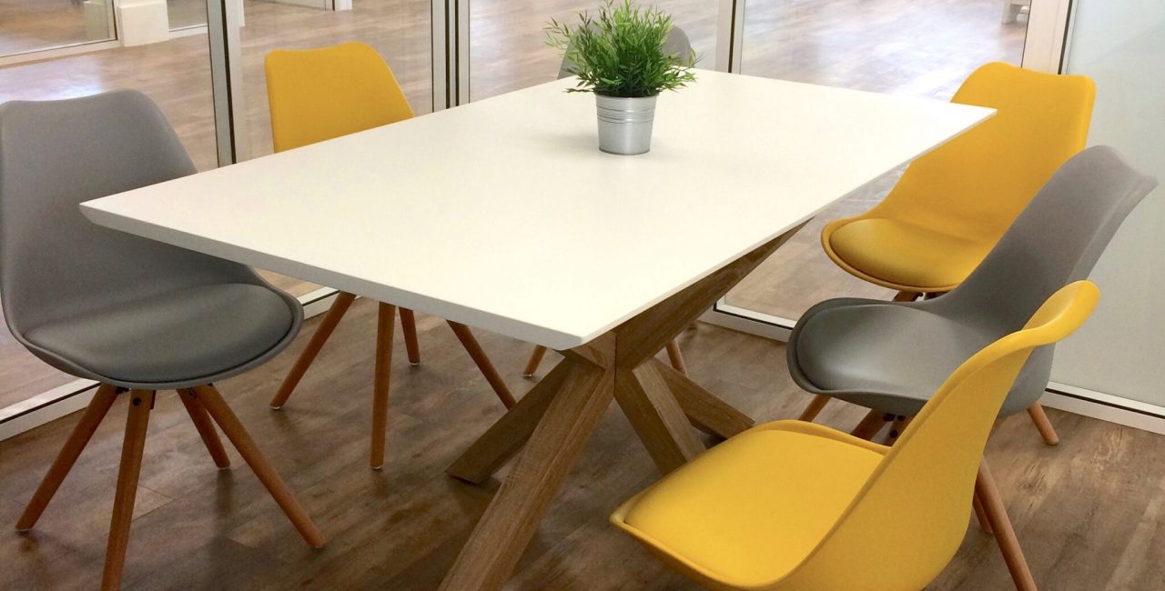 Salle de réunion avec des chaises jaunes et grises